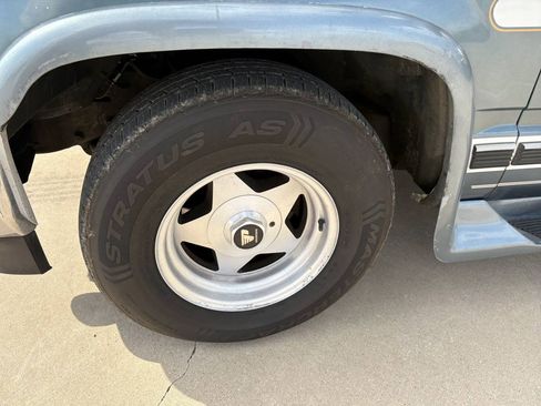 Used 1993 Chevrolet Suburban 2WD image 11