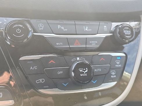 Used 2024 Chrysler Pacifica Touring-L image 17