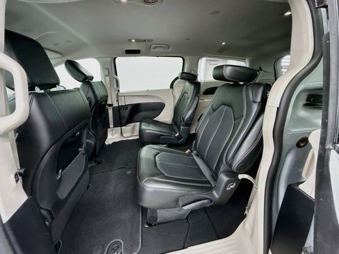 Used 2024 Chrysler Pacifica Touring-L FWD image 28