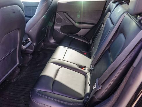 Used 2022 Tesla Model Y Long Range image 16