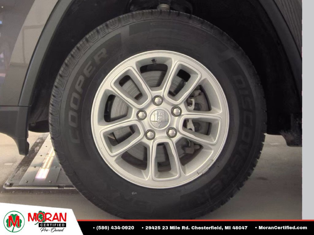 Used 2020 Jeep Grand Cherokee Laredo AWD/4WD image 11