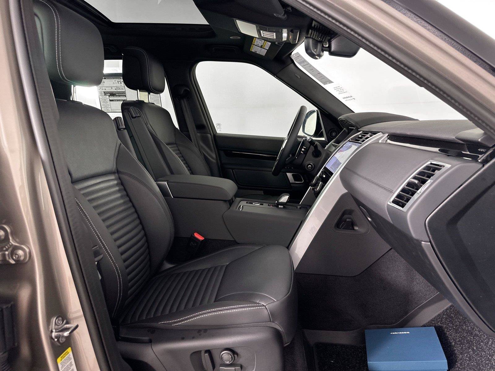 Certified 2025 Land Rover Discovery S AWD/4WD image 16