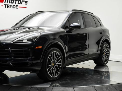 Used 2023 Porsche Cayenne w/ Premium Package AWD/4WD image 3