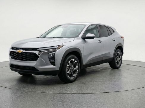 Used 2025 Chevrolet Trax LT FWD image 3
