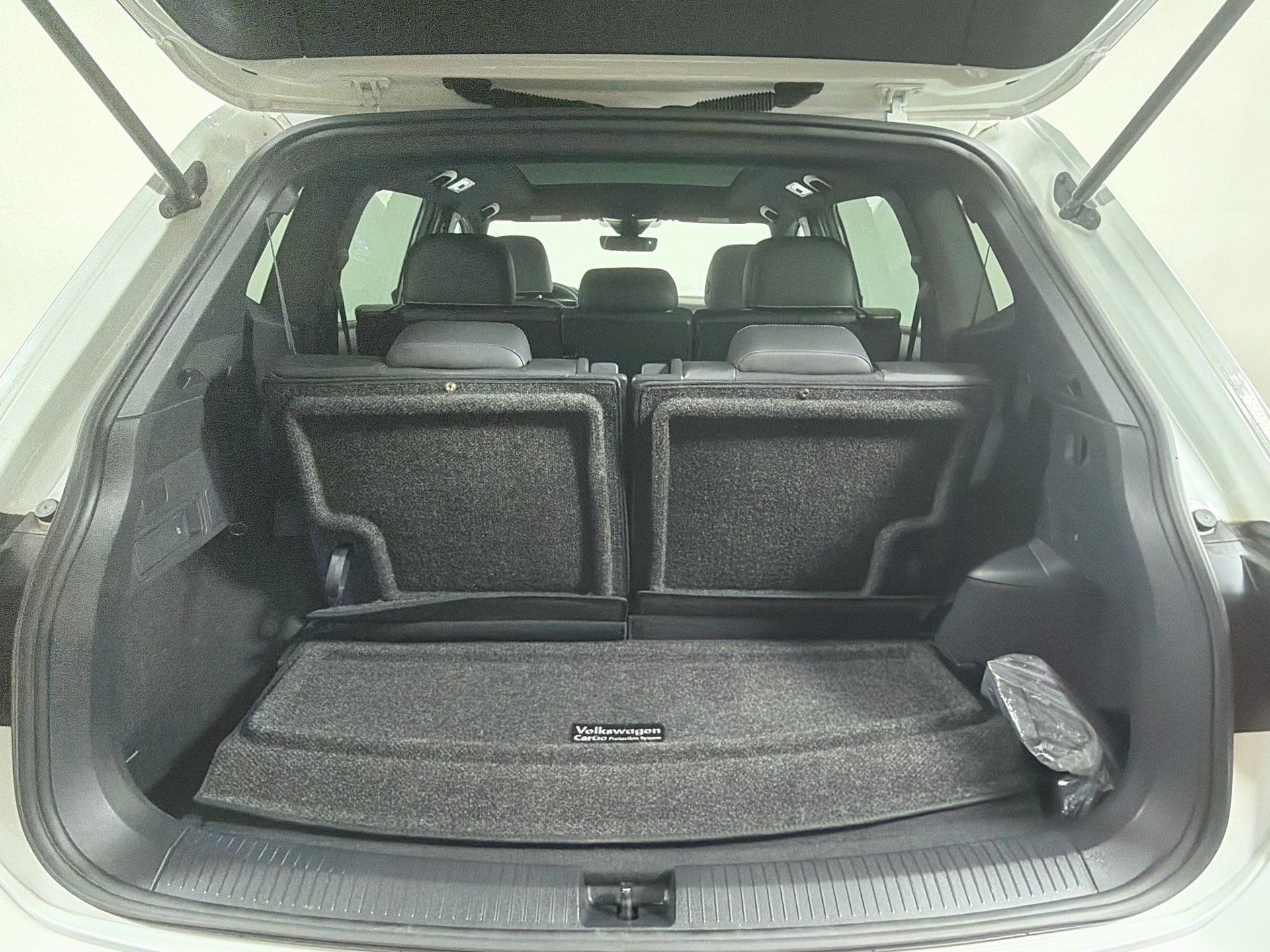 Used 2023 Volkswagen Tiguan SE R-Line FWD image 23