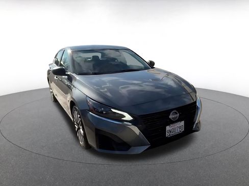 Used 2025 Nissan Altima 2.5 SV image 3