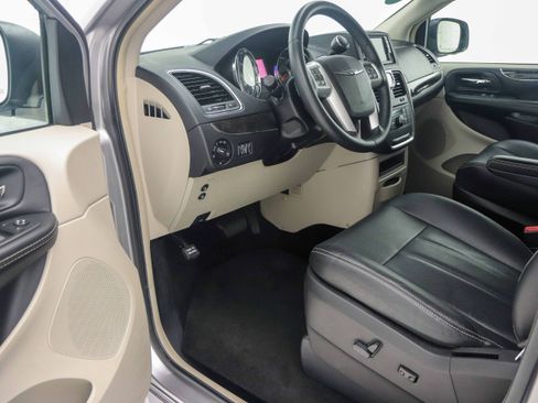 Used 2015 Chrysler Town & Country Touring FWD image 21