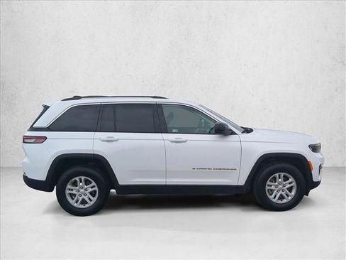 Used 2023 Jeep Grand Cherokee Laredo RWD image 4
