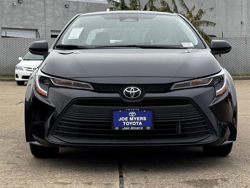 Used 2025 Toyota Corolla LE image 3