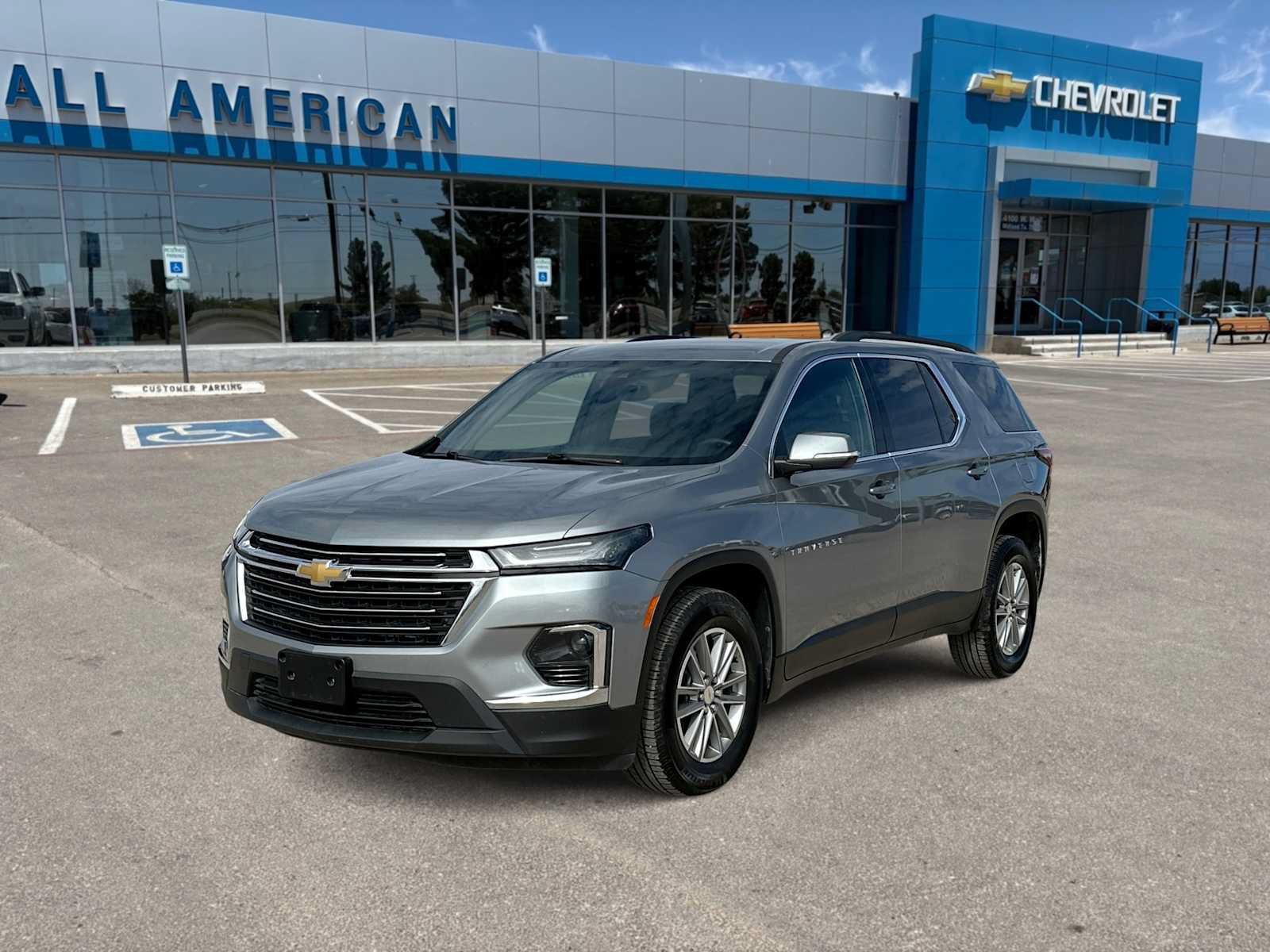 Used 2023 Chevrolet Traverse LT FWD image 4