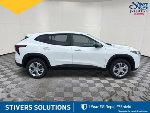 Used 2026 Chevrolet Trax LS FWD image 5