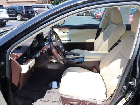 Used 2016 Lexus ES 350 w/ Ultra Luxury Package FWD image 17