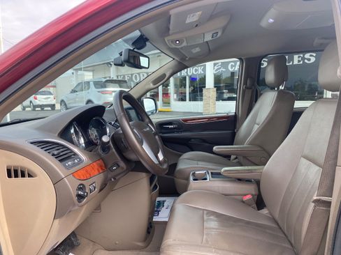 Used 2013 Chrysler Town & Country Touring-L w/ Driver Convenience Group FWD image 10