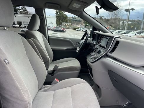 Certified 2020 Toyota Sienna L image 16