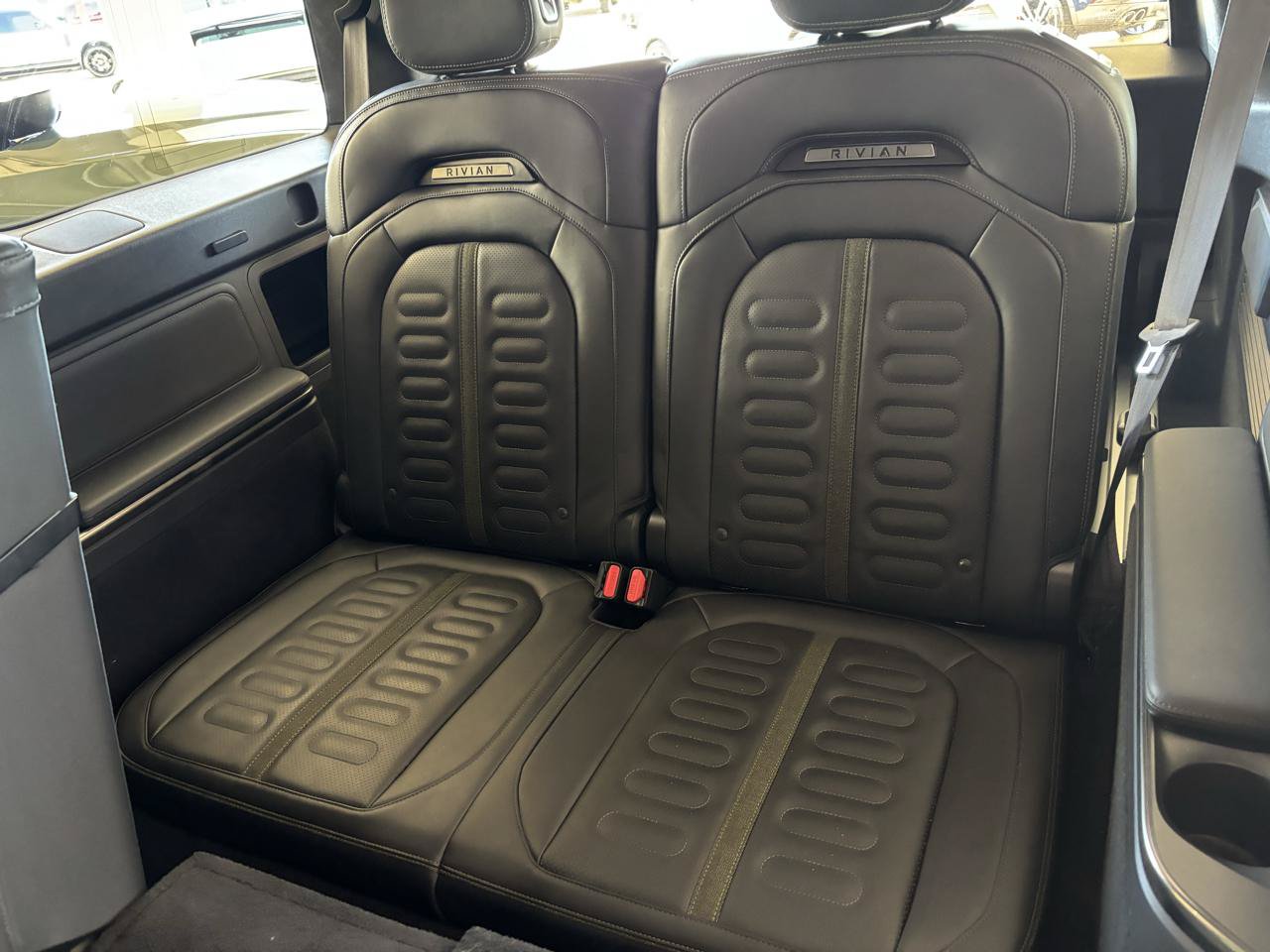 Used 2025 Rivian R1S Adventure Dual AWD/4WD image 24