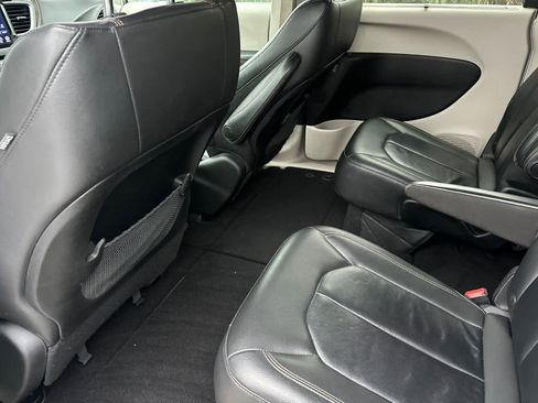 Used 2017 Chrysler Pacifica Touring-L image 4