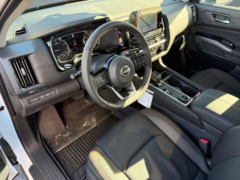 New 2025 Nissan Pathfinder SL image 4