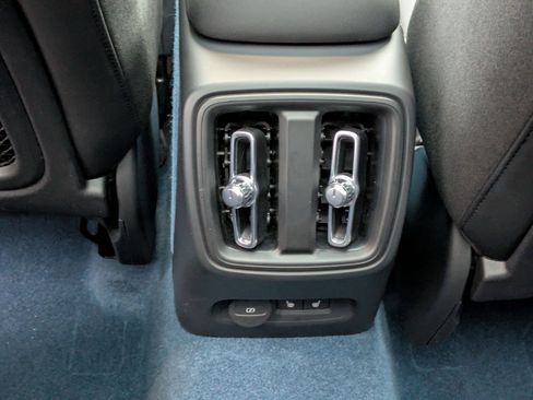 Certified 2023 Volvo XC40 Recharge Plus image 25