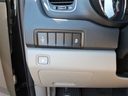 Used 2021 Kia Sedona LX image 36