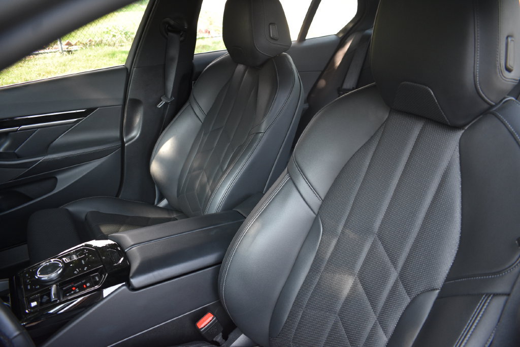 Used 2025 BMW 530i RWD image 8