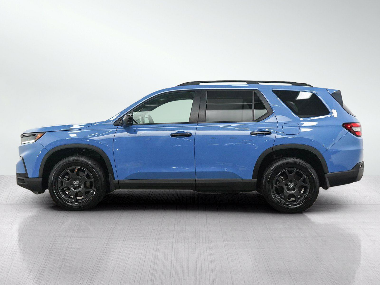 Used 2025 Honda Pilot TrailSport image 2