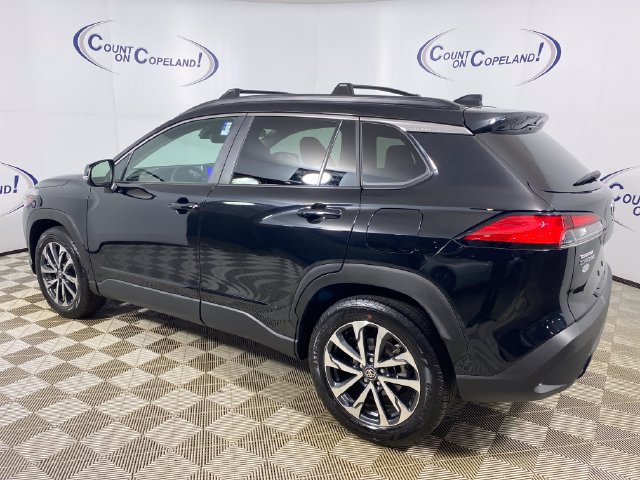 Used 2024 Toyota Corolla Cross XLE w/ Convenience Package AWD/4WD image 4