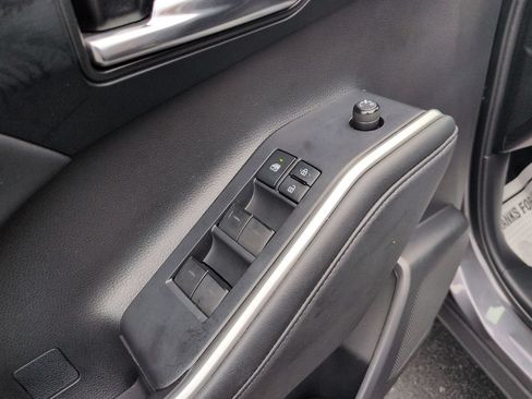 Used 2022 Toyota Highlander XLE AWD/4WD image 11