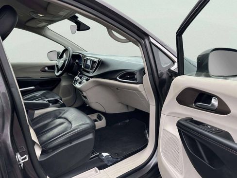 Used 2019 Chrysler Pacifica Touring-L FWD image 18