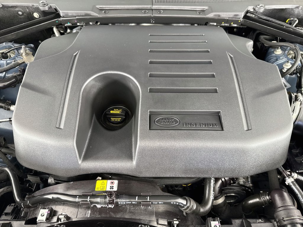 Used 2025 Land Rover Defender 90 X-Dynamic SE AWD/4WD image 26