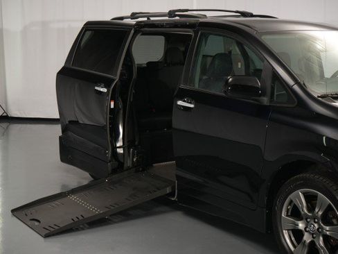 Used 2020 Toyota Sienna SE FWD image 11
