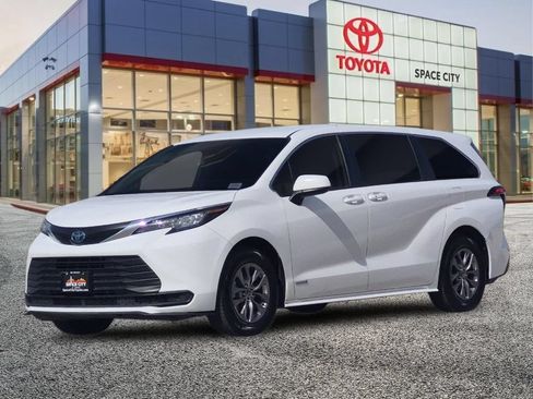 Used 2021 Toyota Sienna LE FWD image 2