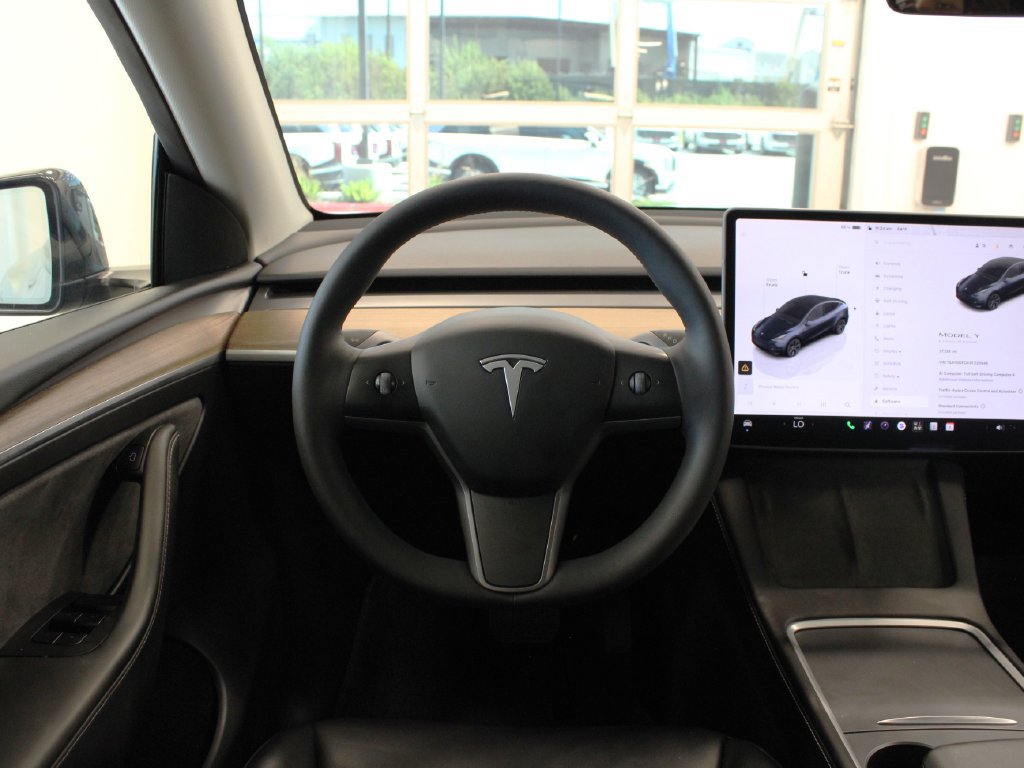 Used 2025 Tesla Model Y Long Range RWD image 16