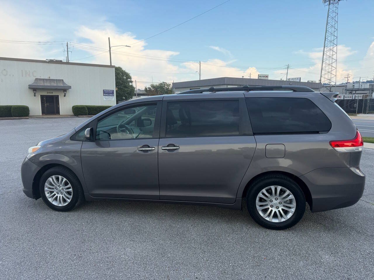 Used 2013 Toyota Sienna XLE FWD image 2
