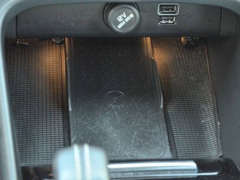 Used 2022 Volvo XC40 T5 R-Design w/ Climate Package image 29