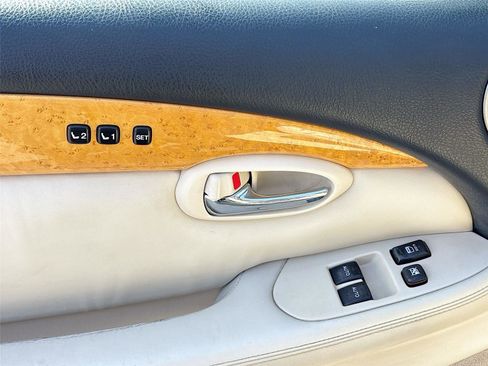 Used 2005 Lexus SC 430 Convertible image 18