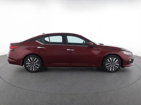 Used 2024 Nissan Altima 2.5 SV FWD image 11