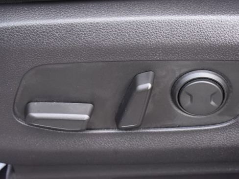 Used 2024 Kia Carnival LX FWD image 19