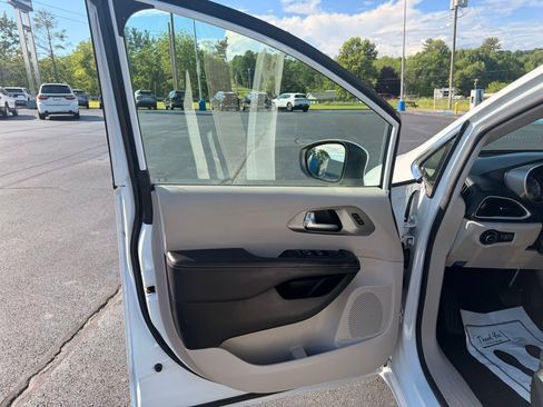 Used 2023 Chrysler Pacifica Touring-L FWD image 29