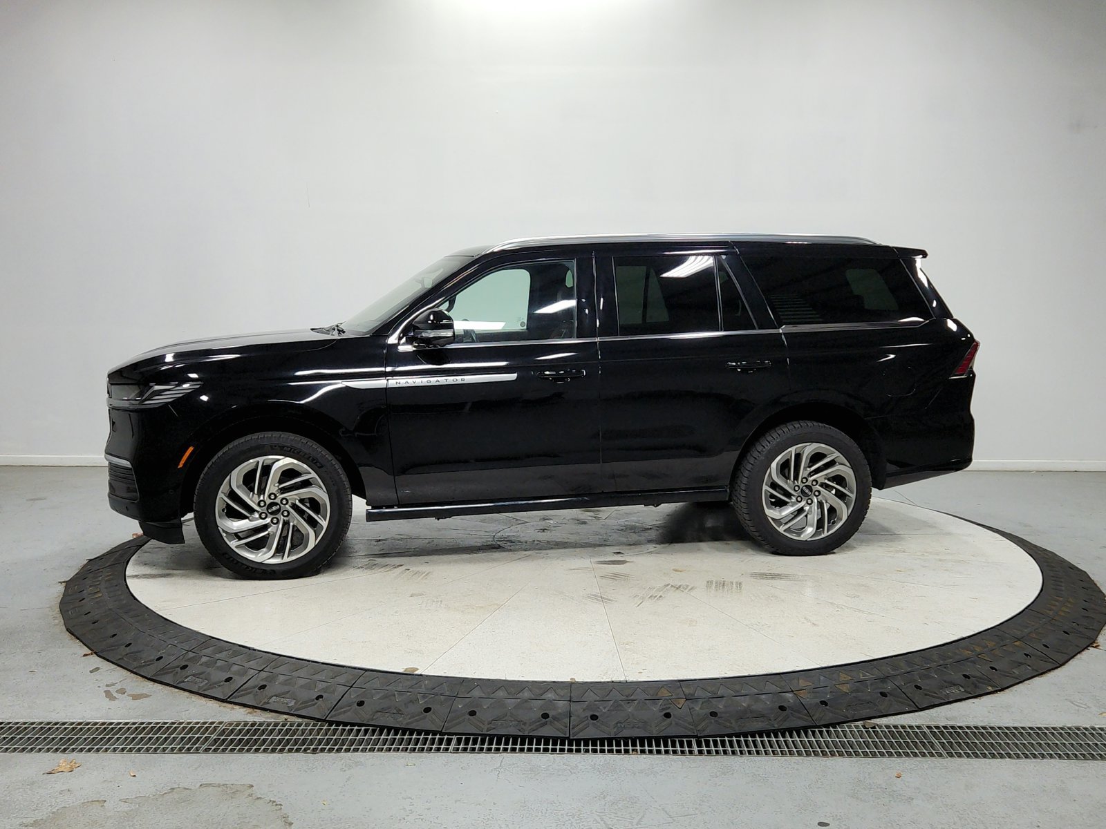 Used 2025 Lincoln Navigator Reserve AWD/4WD image 5