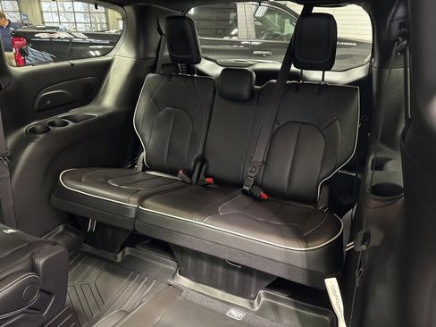 Used 2025 Chrysler Pacifica Limited image 37