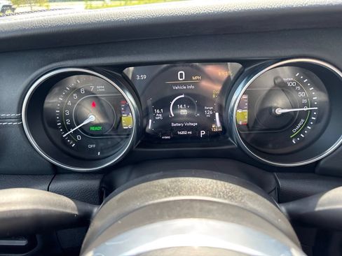 Used 2023 Jeep Wrangler Unlimited Sahara AWD/4WD image 32
