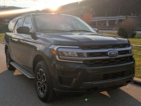 Used 2022 Ford Expedition Max XLT image 3