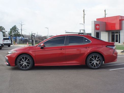 Used 2024 Toyota Camry SE image 12