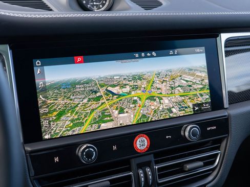 Certified 2025 Porsche Macan image 28