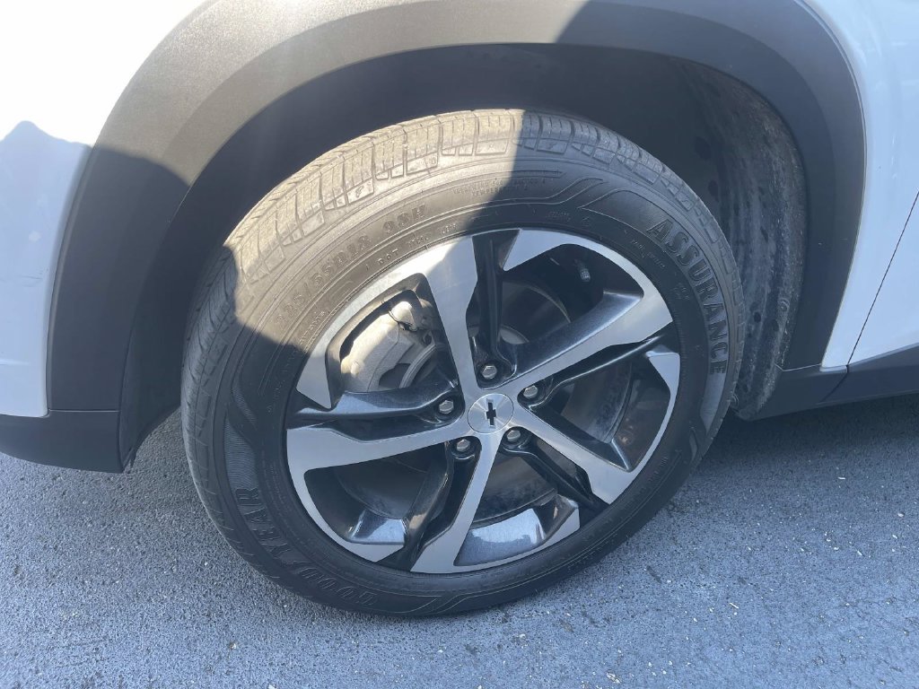 Used 2025 Chevrolet Trax RS w/ Sunroof Package FWD image 8