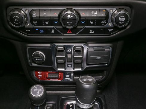 Used 2022 Jeep Wrangler Unlimited Rubicon 4xe w/ Cold Weather Group AWD/4WD image 35