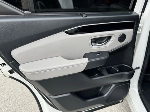 Used 2024 Honda Pilot Touring image 9
