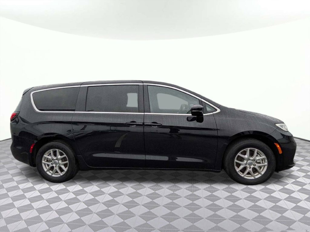 Used 2025 Chrysler Pacifica Select FWD image 2