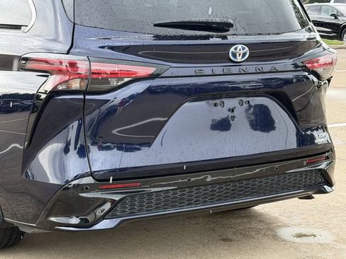 Used 2024 Toyota Sienna XSE FWD image 6
