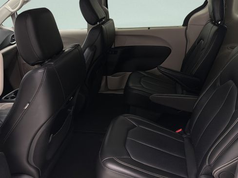 Used 2024 Chrysler Pacifica Touring-L FWD image 12
